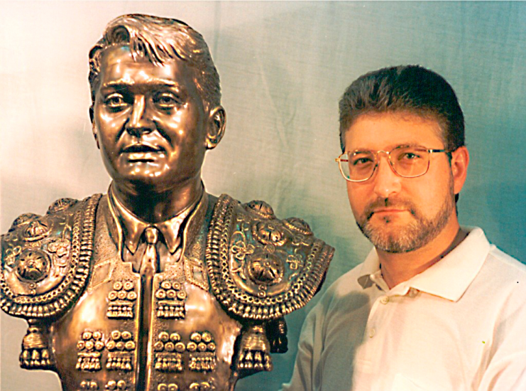 Busto de Vicente Ruiz "El Soro" junto al autor